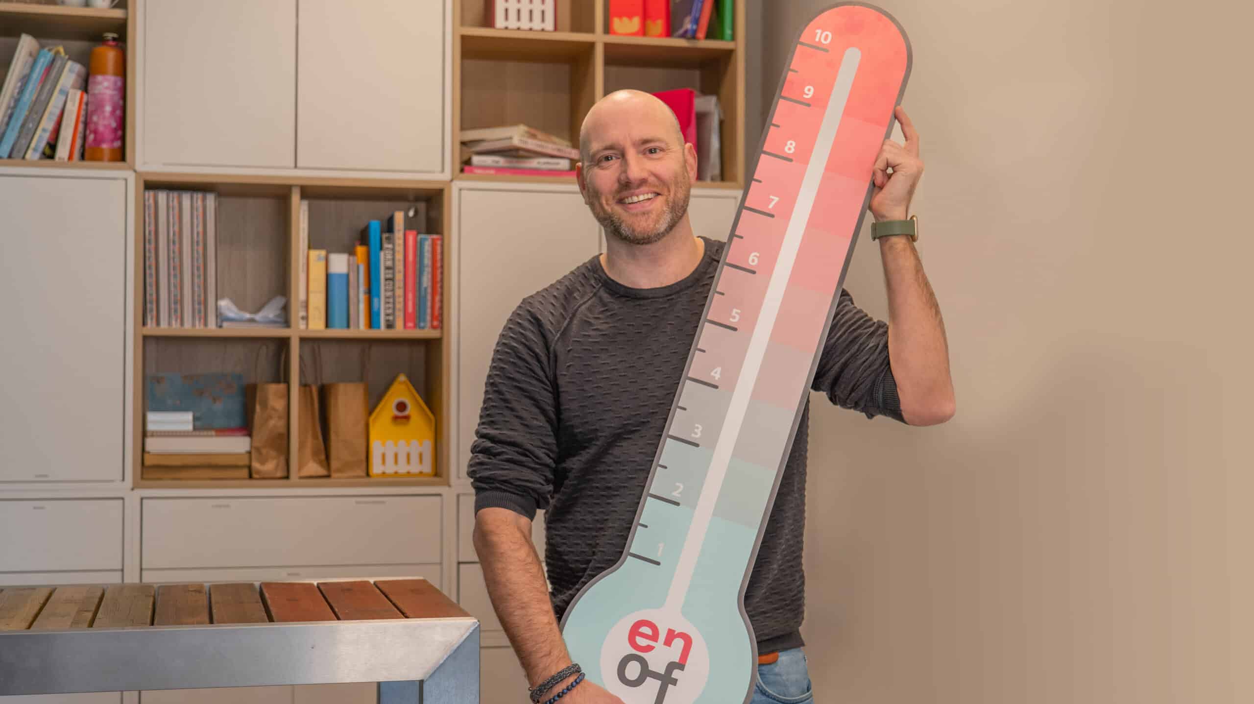 Ronald met energiemeter Enof