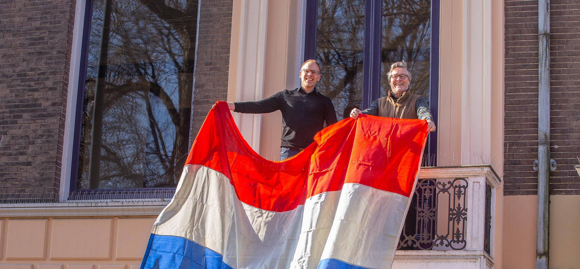 Christian Soer (l) en Johan Siebelink (r): de symbolische overdracht van de decennia-oude vlag van ‘het huis van Kris Kras’.