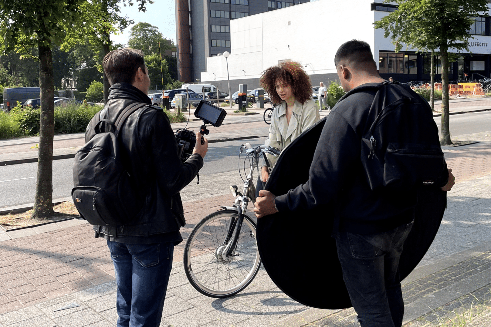 Filmploeg Enof met actrice op straat om een shot op te nemen.